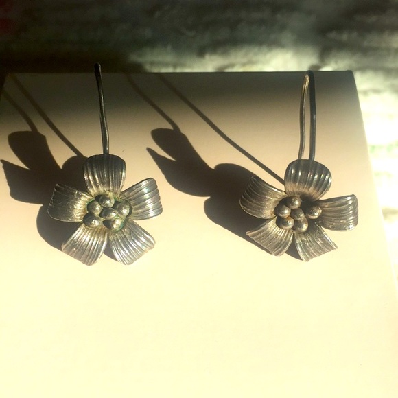 Silver Flower Pierced Earrings, Cute & Classic - Picture 5 of 8